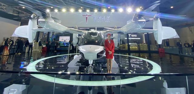 圖：時(shí)的科技E20 eVTOL“真機(jī)”亮相進(jìn)博會(huì)；來(lái)源：《科創(chuàng)板日?qǐng)?bào)》記者攝