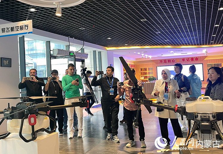 外媒記者參觀內蒙古易飛航空科技有限公司。人民網記者 寇雅楠攝