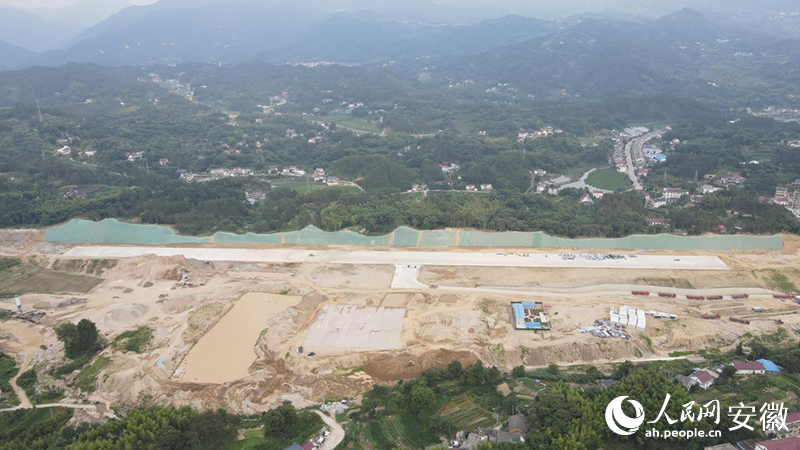 安慶民用無人駕駛航空試驗(yàn)基地（試驗(yàn)區(qū)）內(nèi)的無人機(jī)跑道。人民網(wǎng)記者 王銳攝