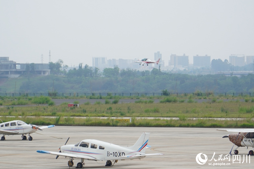 淮州機場內駐場企業(yè)正在進行低空飛行訓練。人民網(wǎng) 趙祖樂攝