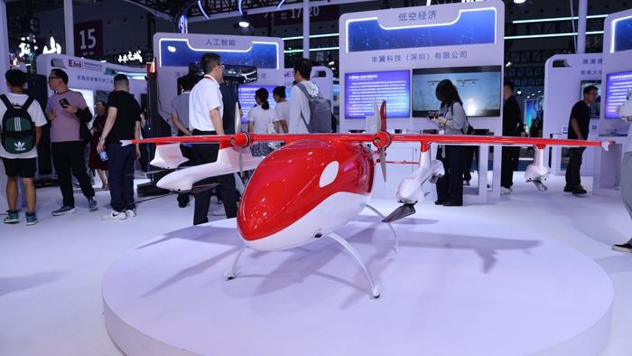 2024低空| 2024低空經(jīng)濟(jì)：快遞包裹“飛”起來(lái)，無(wú)人機(jī)“快遞員”擠進(jìn)低空經(jīng)