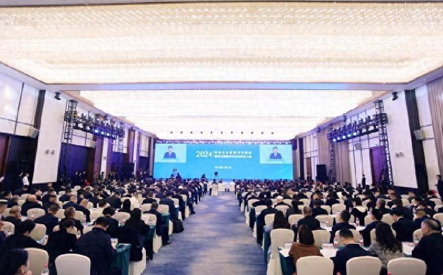 知名企業(yè)家南充行活動(dòng)暨第三屆南充市企業(yè)家日大會舉行 現(xiàn)場簽約