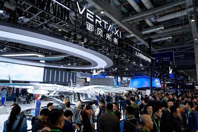 2025低空： 飛入”進(jìn)博會(huì)：意向訂單超百架，空中出租車有望三四年內(nèi)落地