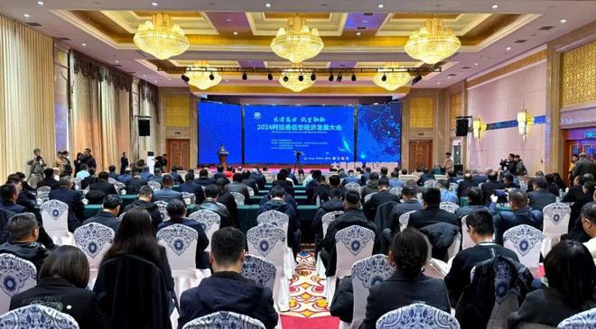 低空2025： 全國低空經濟領域專家學者齊聚阿拉善為低空經濟發展出謀劃策