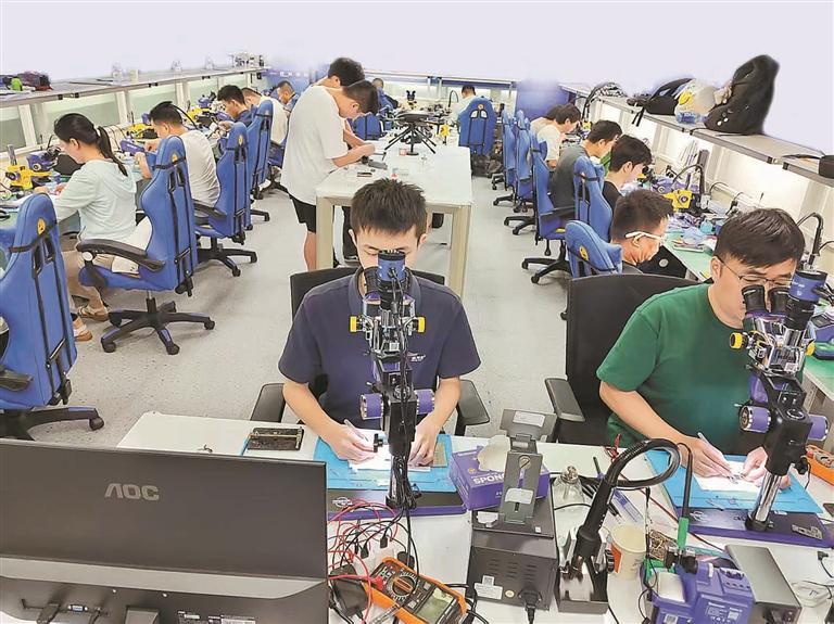 低空經濟爆火引燃無人機維修培訓 有人不遠千里來深學修無人機