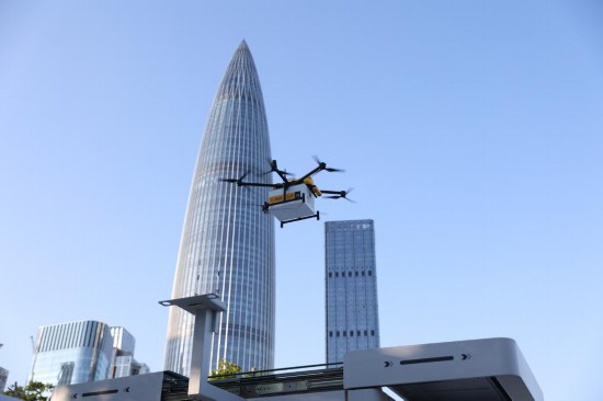2023年9月20日，一臺小型無人機盤旋在深圳人才公園上空，正在為游客配送外賣。新華社發
