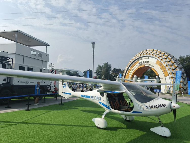 318自駕游全國裝備展銷會引領低空經濟新風尚 多款低空飛行器驚艷亮相