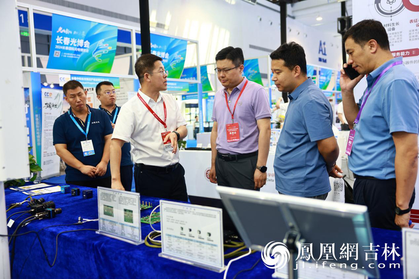 嘉賓在珩輝光電展區考察。.jpg